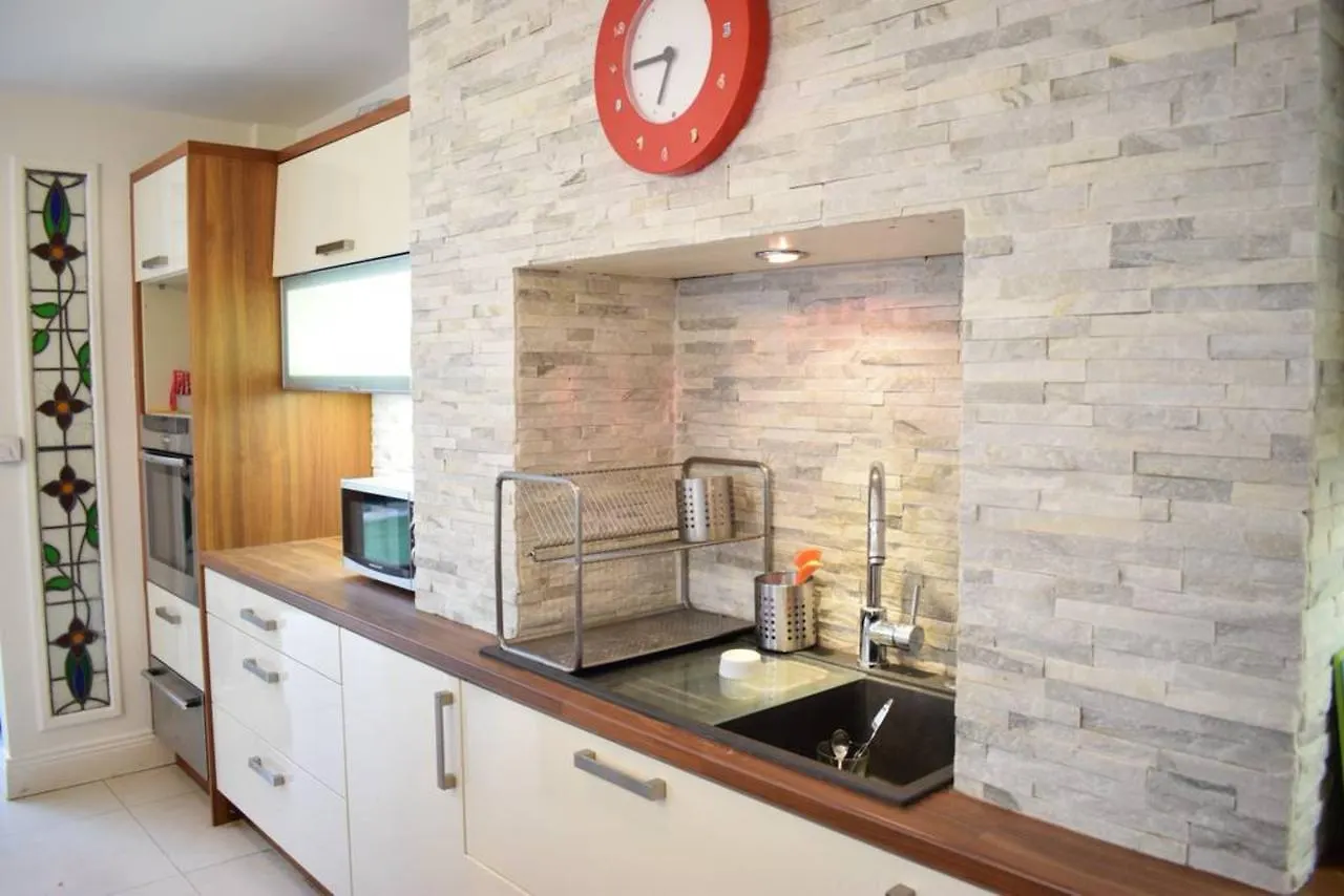 5 Bedroom House In Drumcondra Sleeps 10 Dublín 0*,  Irlanda